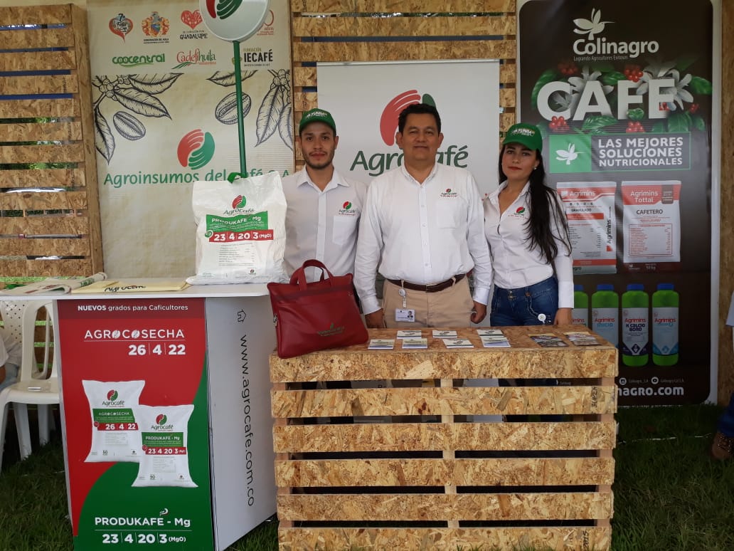Juan Camilo Devia, Cesar Cadavid gerente general de Agrocafe y Nathalia Yuco.